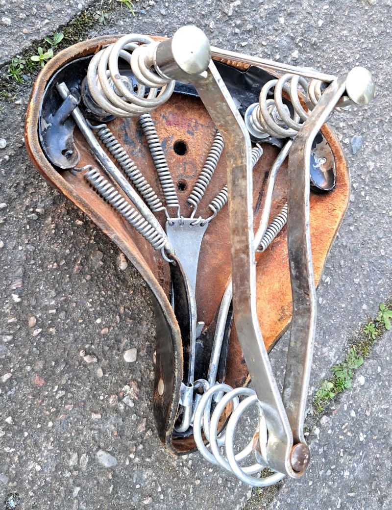 Kožené odpružené retro sedlo