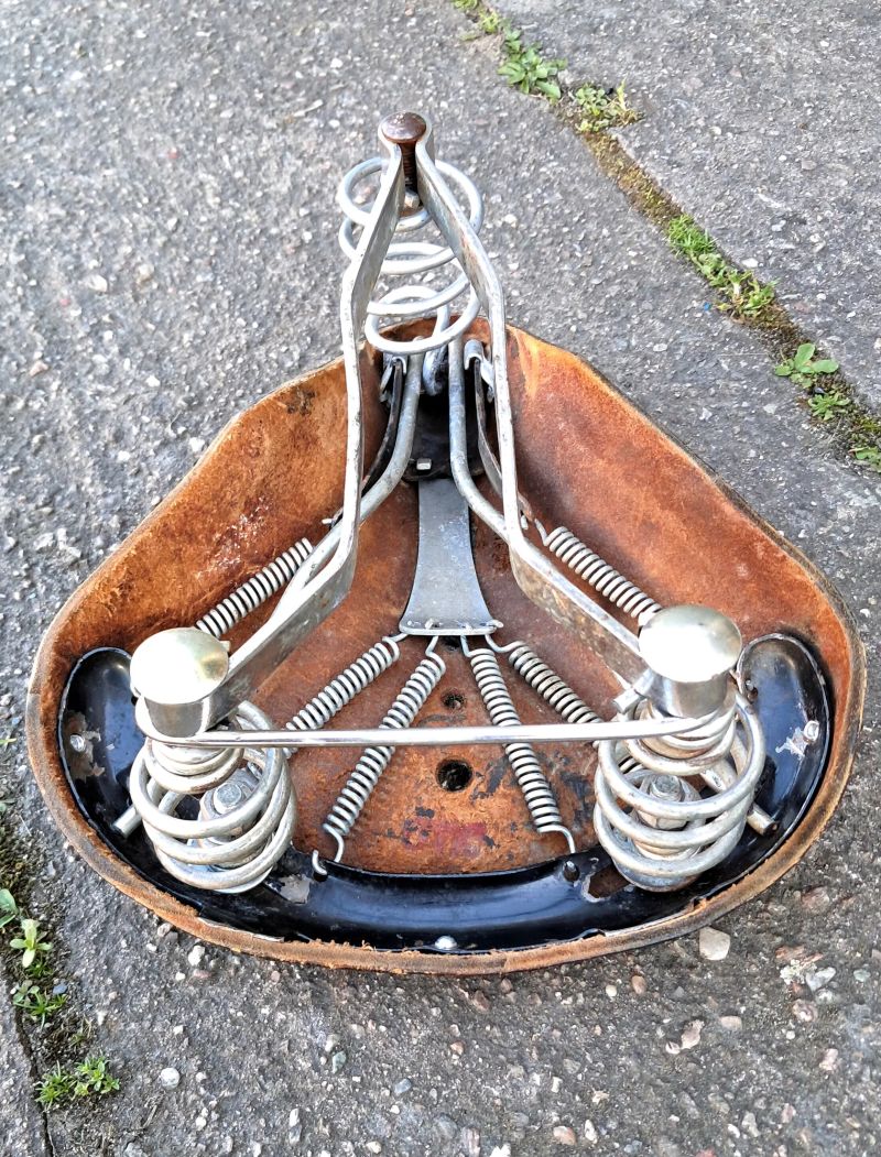 Kožené odpružené retro sedlo