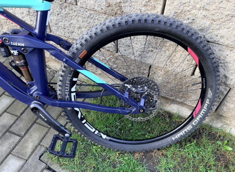 Cube STING WS 140 HPC SL, Fox Kashima, vel. M