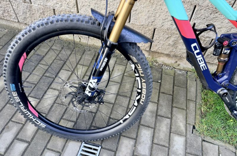 Cube STING WS 140 HPC SL, Fox Kashima, vel. M