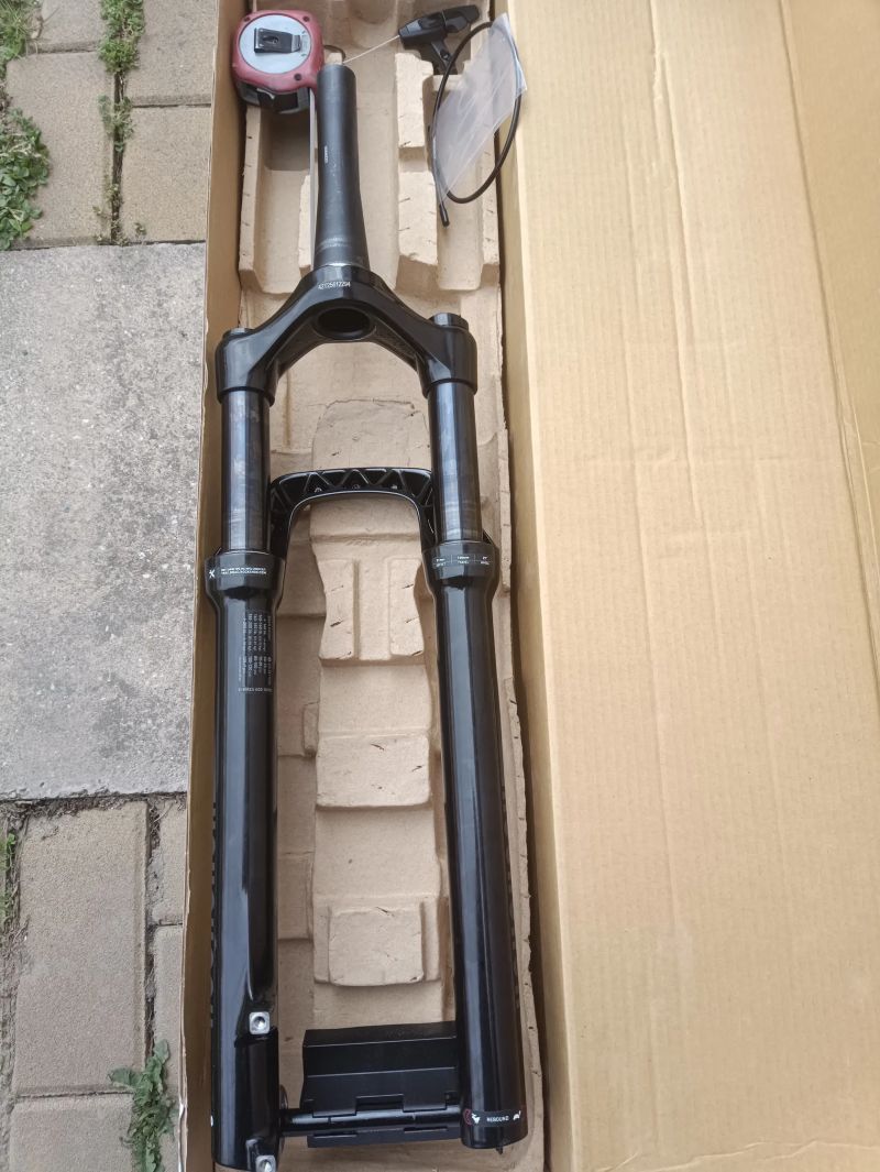 Rock Shox Recon RL 29" zamykání na řídítkách 