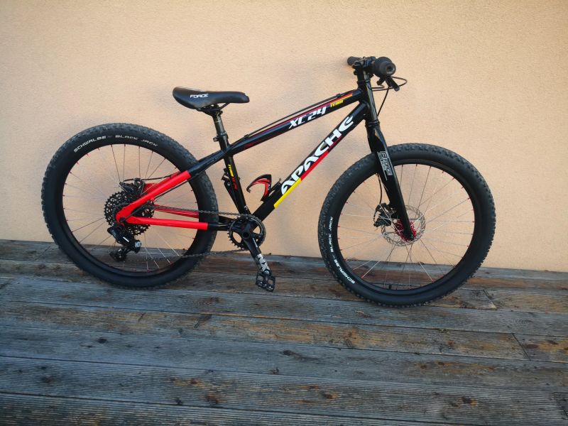 Apache XC 24" 1x11 SRAM NX váha 10kg