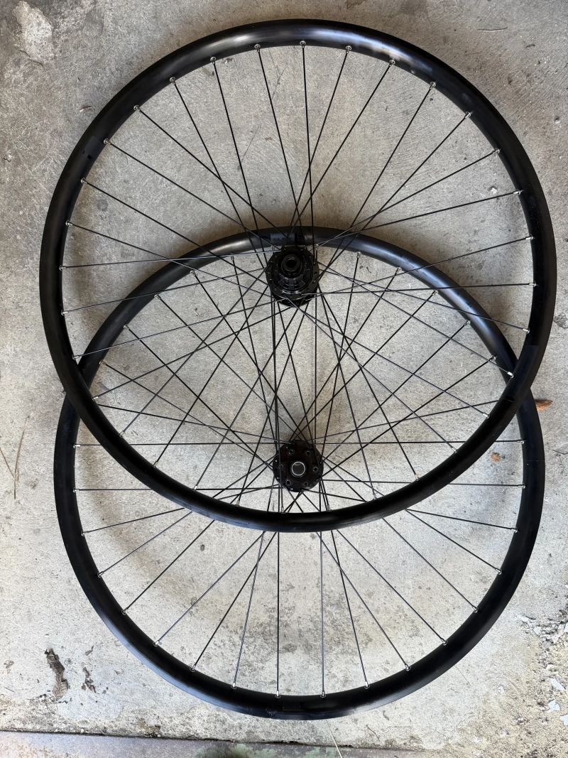 Prodám nová kola CUBE Engineered By Newmen, 15mm, Boost, 6-Bolt