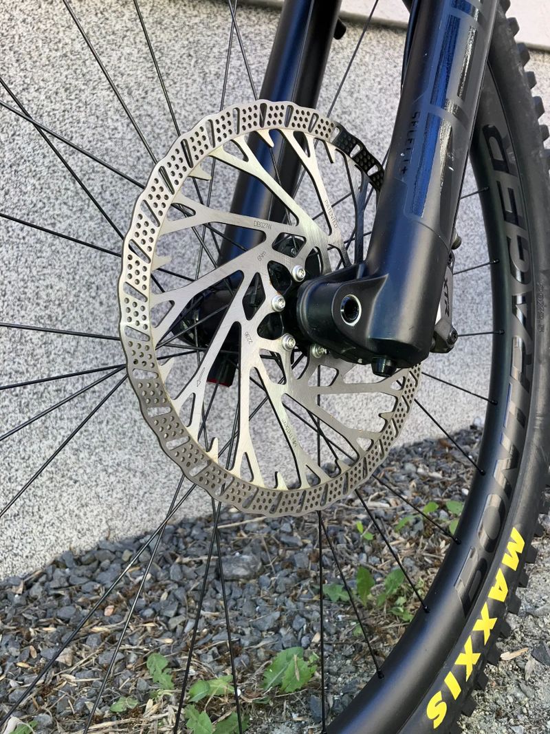 Trek Slash 9.8 GX AxS T-Type tuning stavba