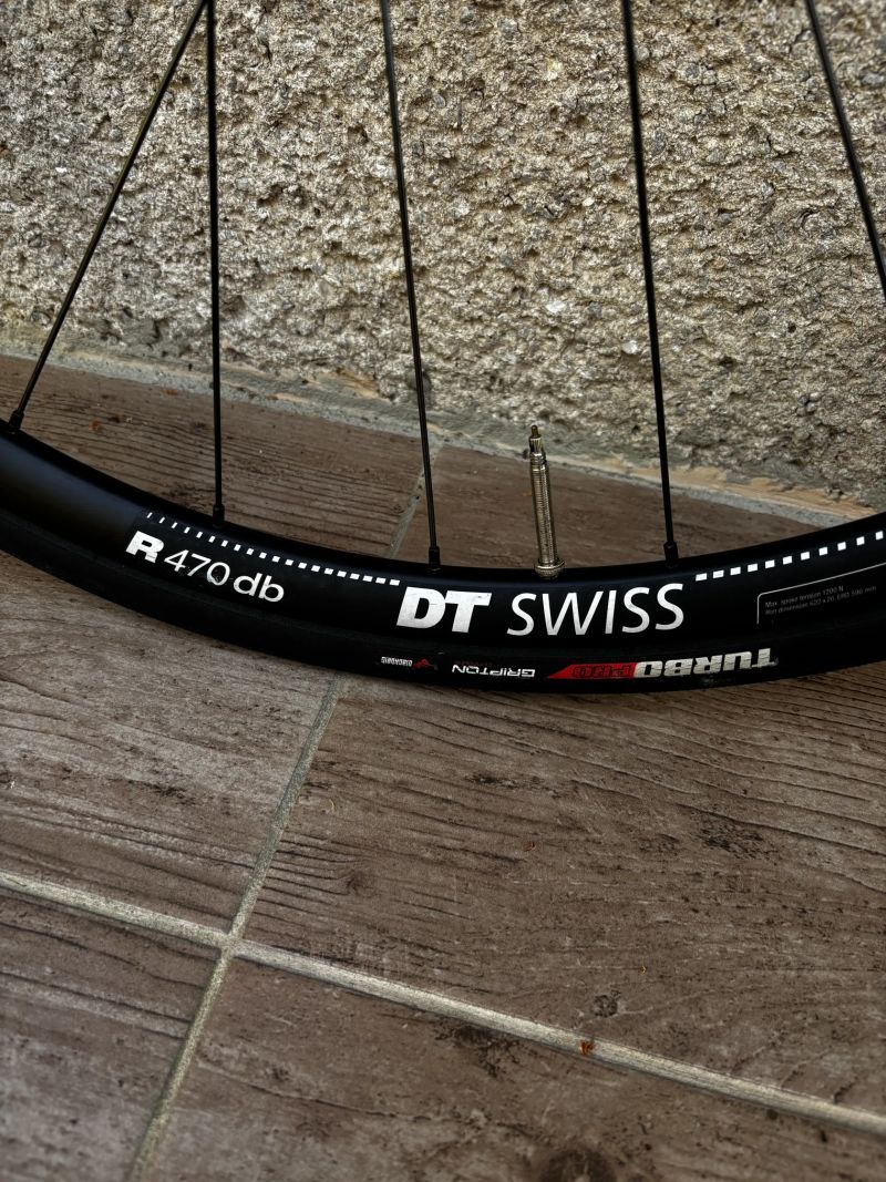 DT Swiss R 470 dB – silniční kola ze Specialized Tarmac SL6, včetně plášťů