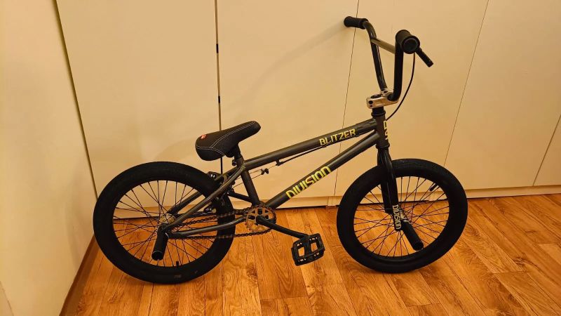 Juniorské BMX kolo Division Blitzer 18" Metal Grey/Polished