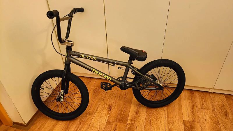 Juniorské BMX kolo Division Blitzer 18" Metal Grey/Polished