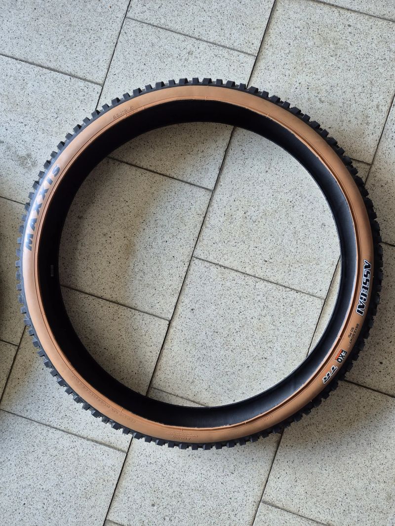 PRODÁM PLÁŠTĚ Maxxis - VIZ.FOTO - POUŽITÉ POUZE NA ZKUŠEBNÍ JÍZDU