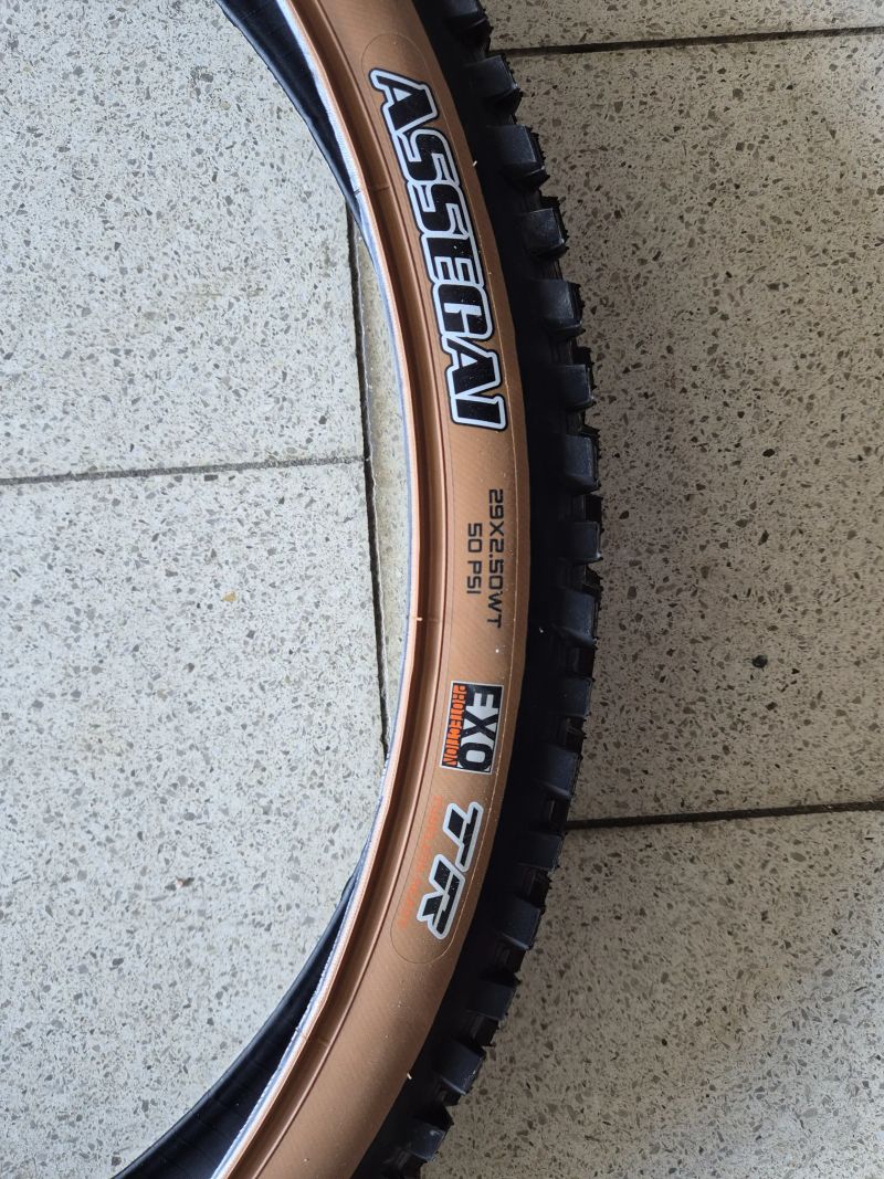 PRODÁM PLÁŠTĚ Maxxis - VIZ.FOTO - POUŽITÉ POUZE NA ZKUŠEBNÍ JÍZDU