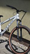 Kellys Whip 30 2025 - DiRT jump