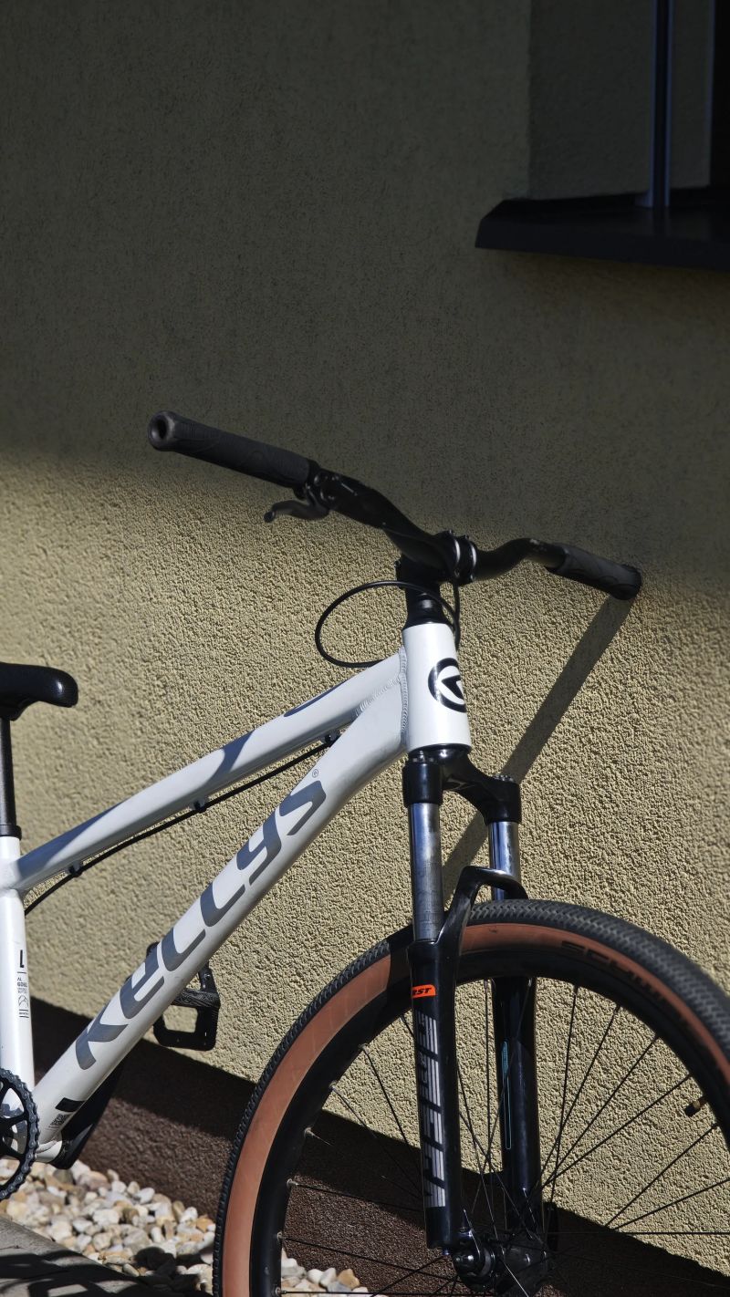 Kellys Whip 30 2025 - DiRT jump