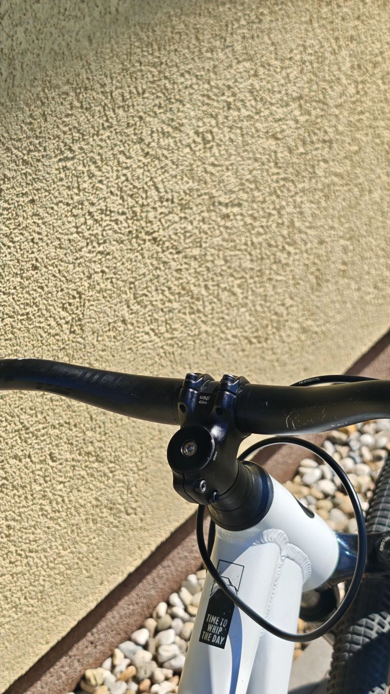 Kellys Whip 30 2025 - DiRT jump