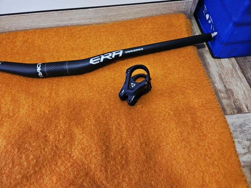 Nové Race Face Era Carbon 35 / 800mm Grey