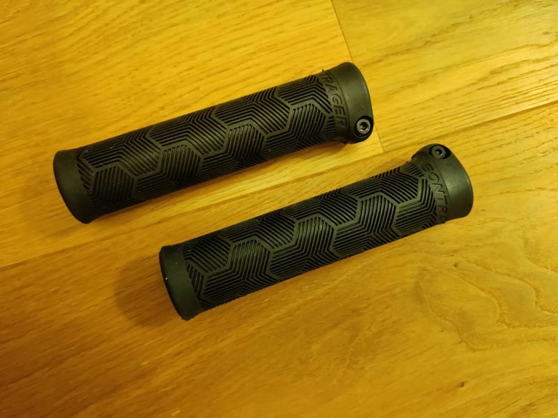 prodám MTB řiditka Bontrager Comp s lock-on gripy Bontrager XR trail Comp 