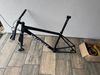 Karbonový rám Specialized velikosti XL společně s vidlicí RockShox SID BRAIN, řídítky a brzdami.