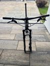 Karbonový rám Specialized velikosti XL společně s vidlicí RockShox SID BRAIN, řídítky a brzdami.