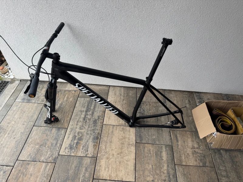 Karbonový rám Specialized velikosti XL společně s vidlicí RockShox SID BRAIN, řídítky a brzdami.