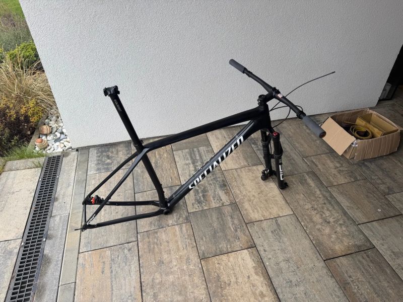 Karbonový rám Specialized velikosti XL společně s vidlicí RockShox SID BRAIN, řídítky a brzdami.