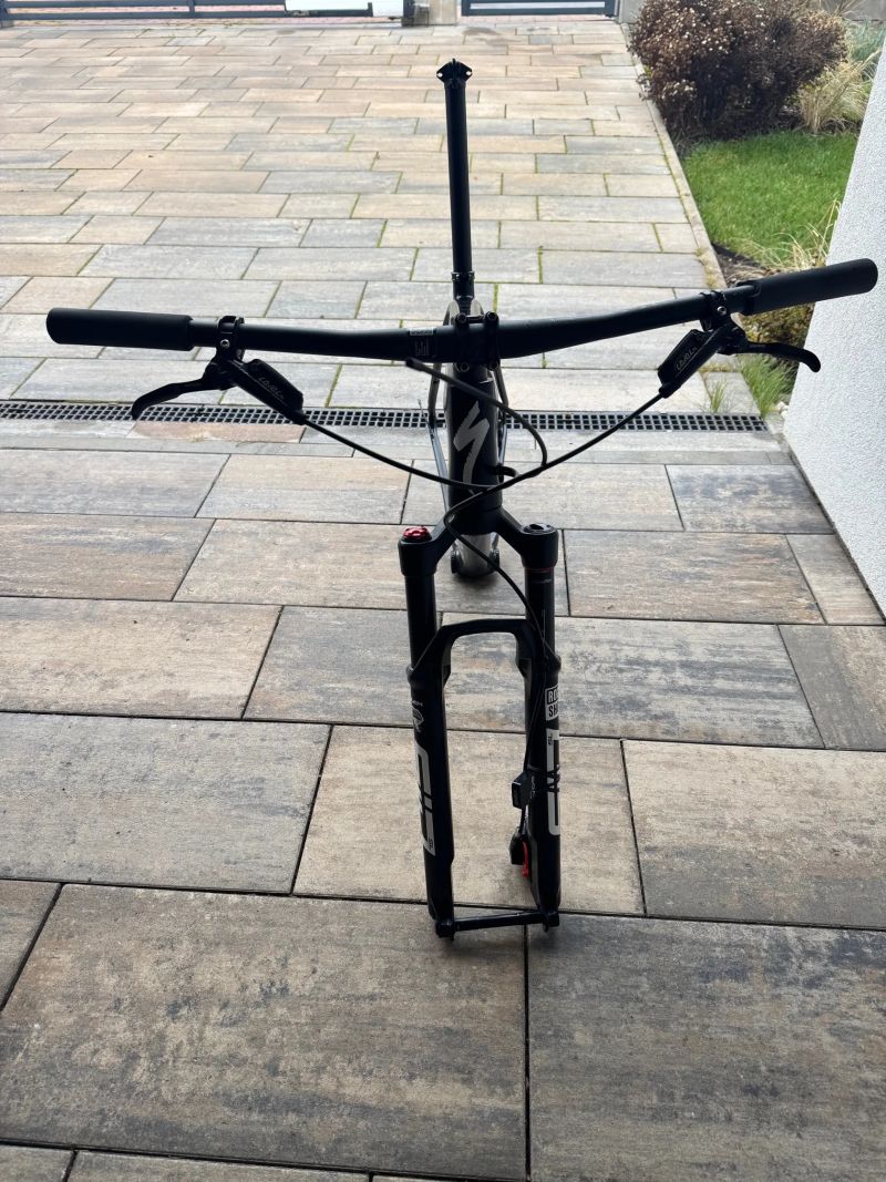 Karbonový rám Specialized velikosti XL společně s vidlicí RockShox SID BRAIN, řídítky a brzdami.