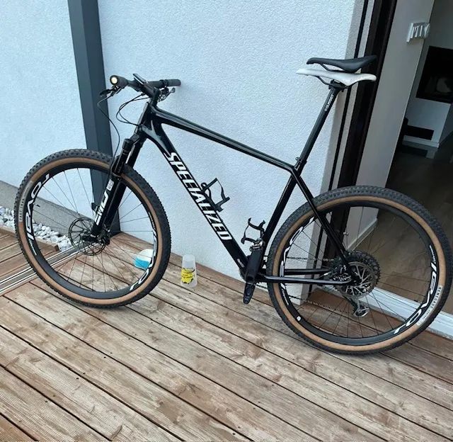 Karbonový rám Specialized velikosti XL společně s vidlicí RockShox SID BRAIN, řídítky a brzdami.