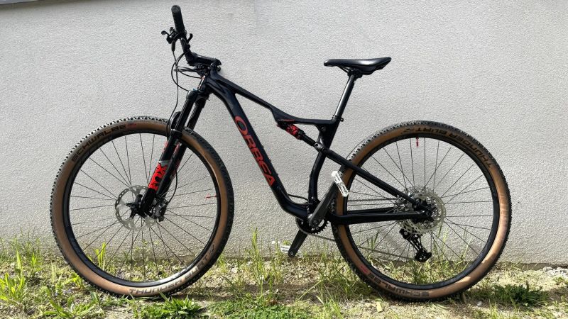 ORBEA OIZ H30 – FOX, DEORE XT, PEVNÉ OSY, BOOST, Doklady 