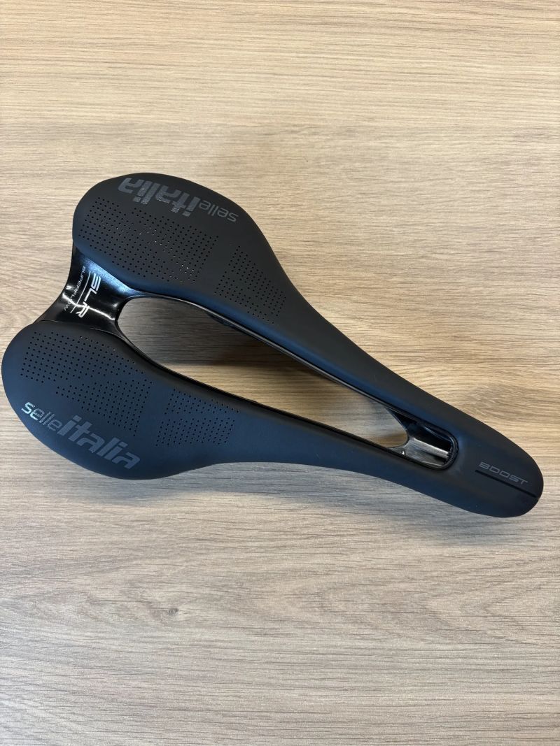 nové sedlo - Selle Italia SLR Boost Superflow Carbon - černé 128g