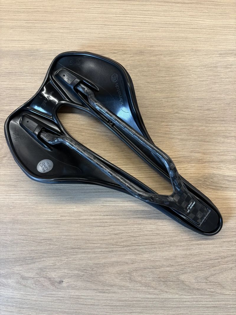 nové sedlo - Selle Italia SLR Boost Superflow Carbon - černé 128g