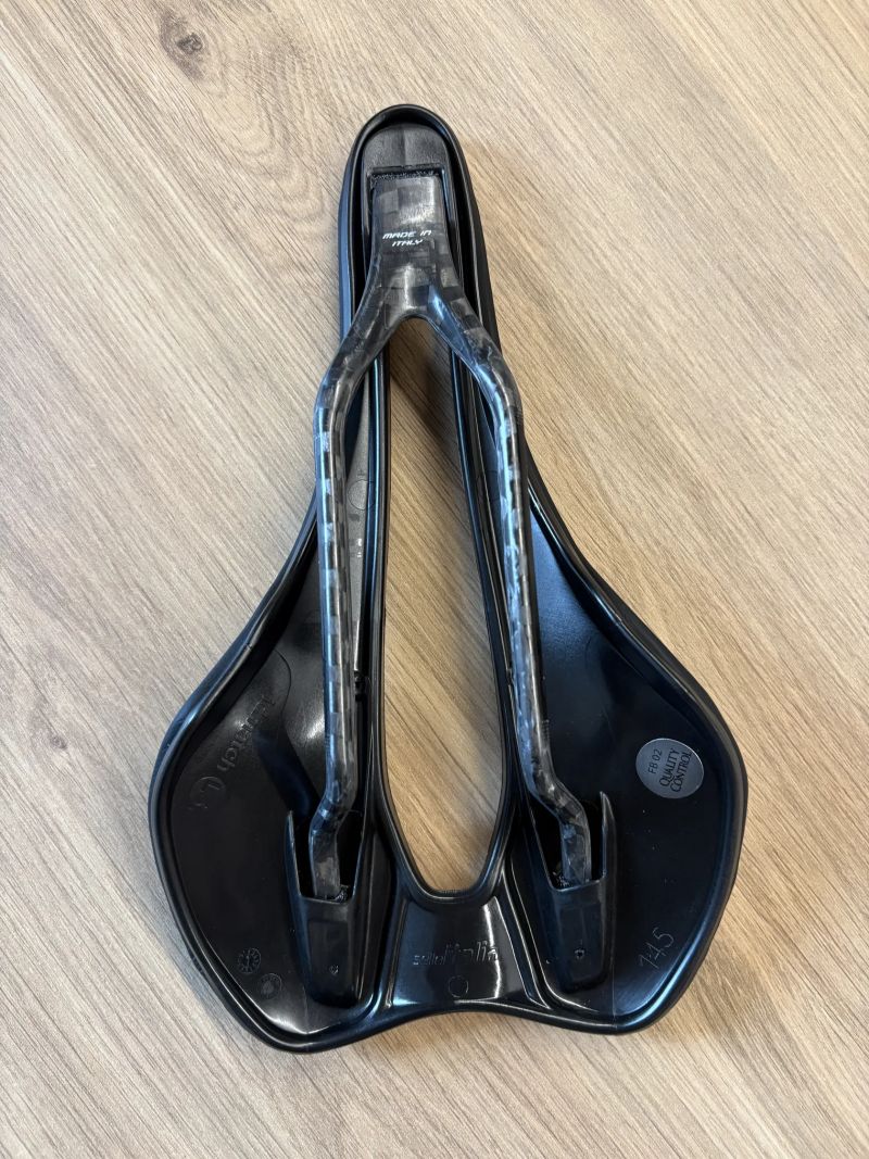 nové sedlo - Selle Italia SLR Boost Superflow Carbon - černé 128g