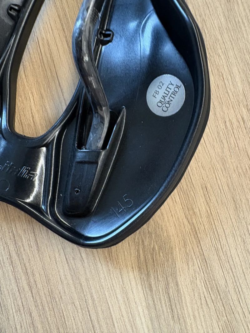 nové sedlo - Selle Italia SLR Boost Superflow Carbon - černé 128g