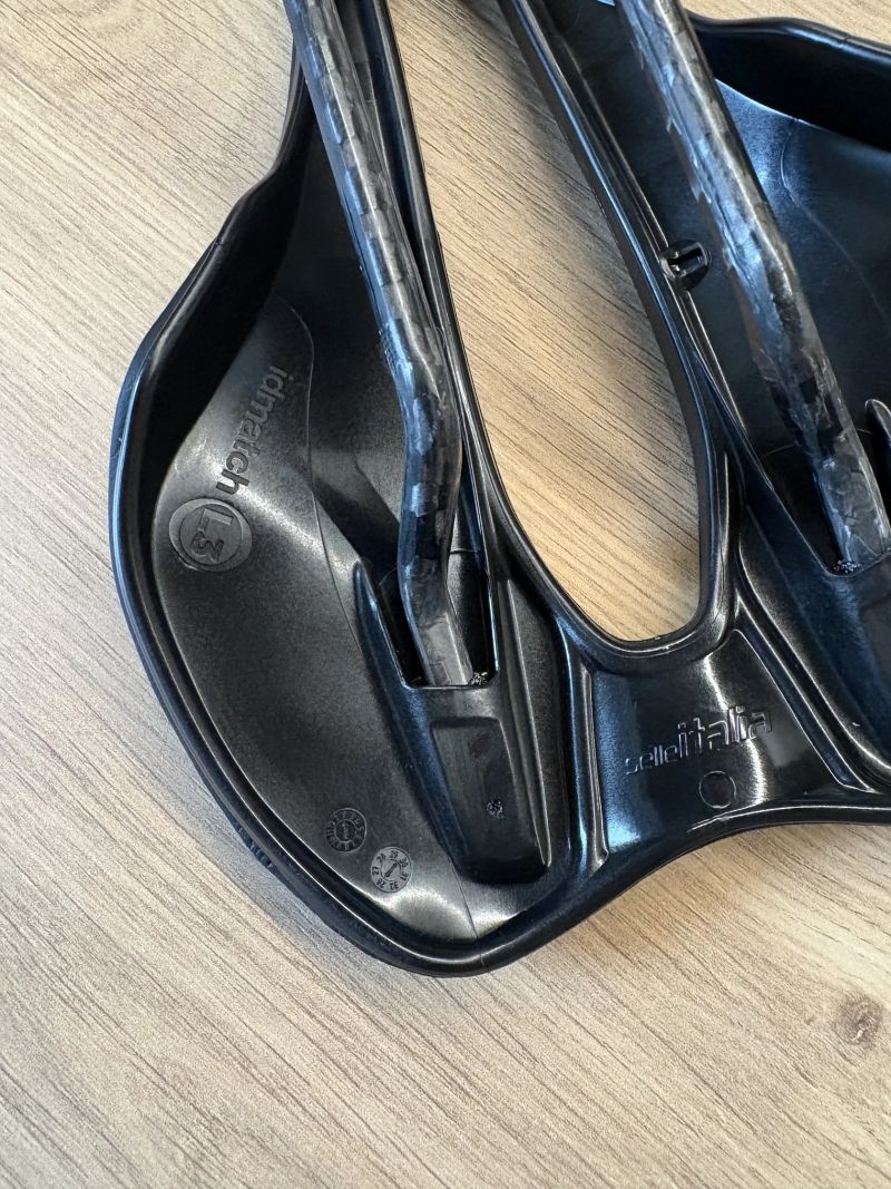 nové sedlo - Selle Italia SLR Boost Superflow Carbon - černé 128g