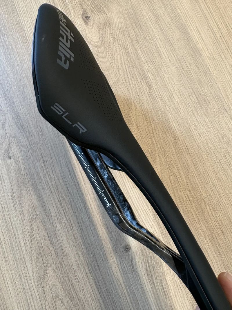 nové sedlo - Selle Italia SLR Boost Superflow Carbon - černé 128g
