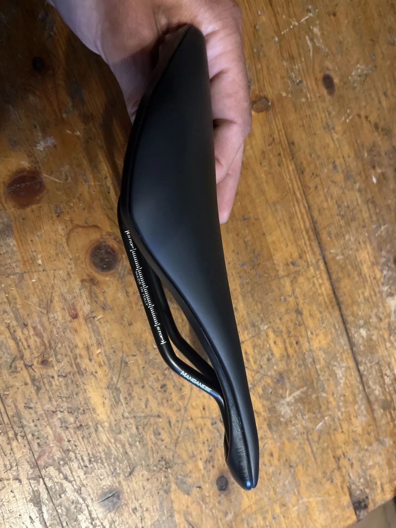 MOST LYNX MANGANESE sedlo, 145 mm