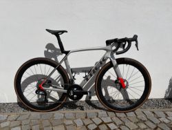 Trek Madone SL 7 Gen 8 (velikost M/L) 
