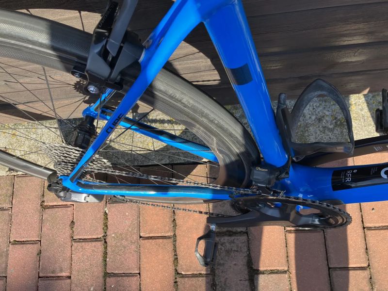 Zánovní Cube Agree Carbon, 56 cm, Ultegra DI2 12 speed elektrika, DT Swiss 350 FFWD carbon