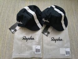 prodám 2 ks nových čepiček Rapha, velikost M-L, cena za obě 890 Kč.