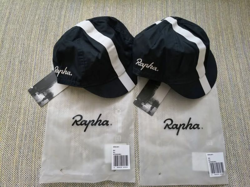 prodám 2 ks nových čepiček Rapha, velikost M-L, cena za obě 890 Kč.