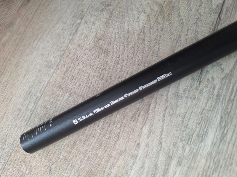 Bontrager Comp, šíře 750mm, průměr 31.8mm, zvednutí 15mm