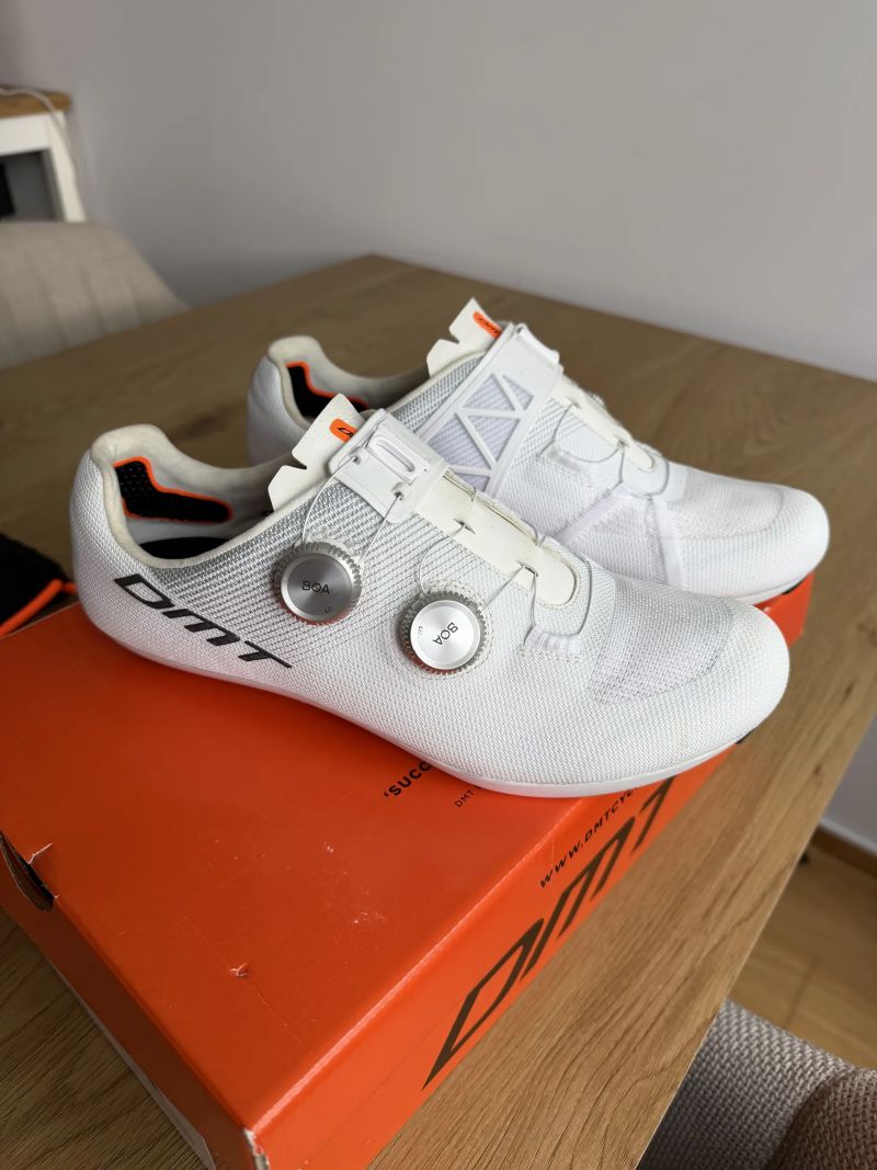 Silniční tretry DMT KR0 EVO White/Silver vel. 43,5 + ZÁRUKA