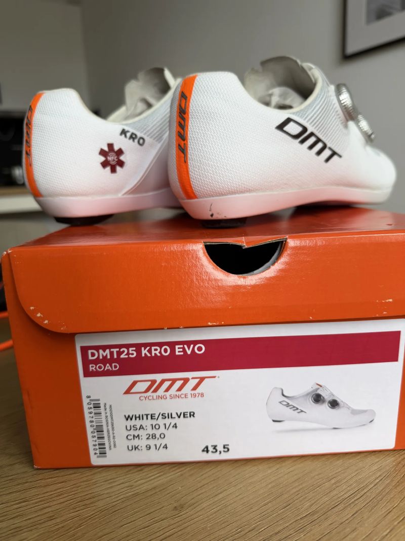 Silniční tretry DMT KR0 EVO White/Silver vel. 43,5 + ZÁRUKA