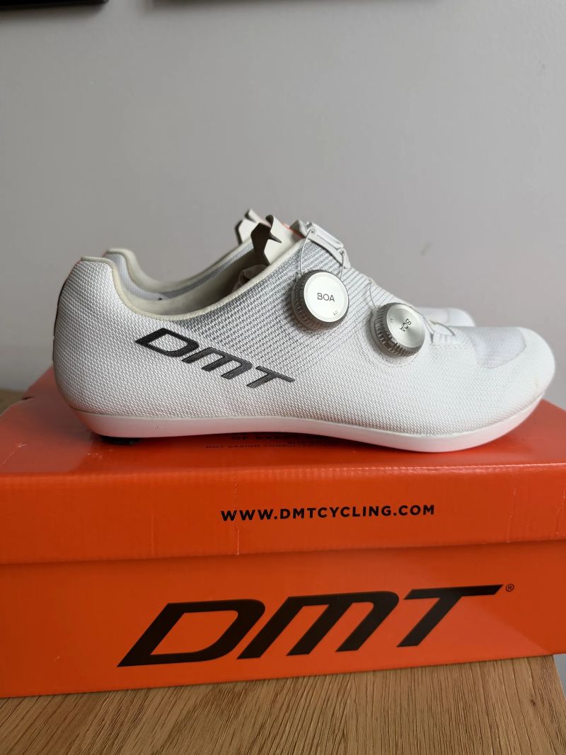 Silniční tretry DMT KR0 EVO White/Silver vel. 43,5 + ZÁRUKA