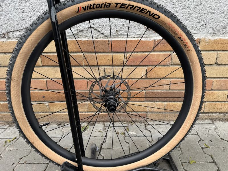 Zapletená karbonová kola Farsports W33