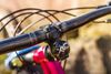 MTB řidítka 800mm, 31,8: 1)carbon (38mm zdvih) a 2)hliník Vibrocore (75mm zdvih)