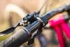 MTB řidítka 800mm, 31,8: 1)carbon (38mm zdvih) a 2)hliník Vibrocore (75mm zdvih)