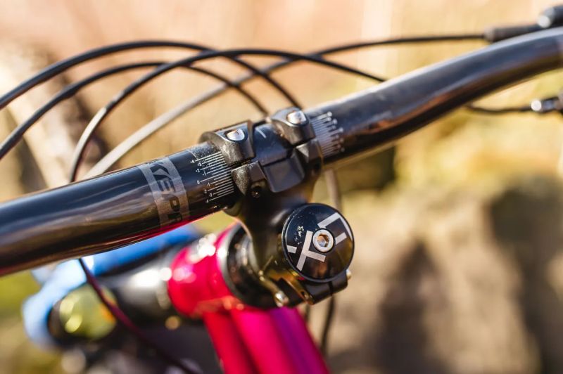 MTB řidítka 800mm, 31,8: 1)carbon (38mm zdvih) a 2)hliník Vibrocore (75mm zdvih)