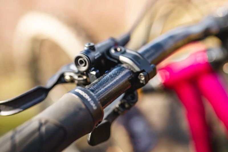 MTB řidítka 800mm, 31,8: 1)carbon (38mm zdvih) a 2)hliník Vibrocore (75mm zdvih)