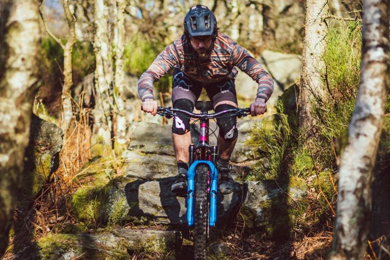 MTB řidítka 800mm, 31,8: 1)carbon (38mm zdvih) a 2)hliník Vibrocore (75mm zdvih)