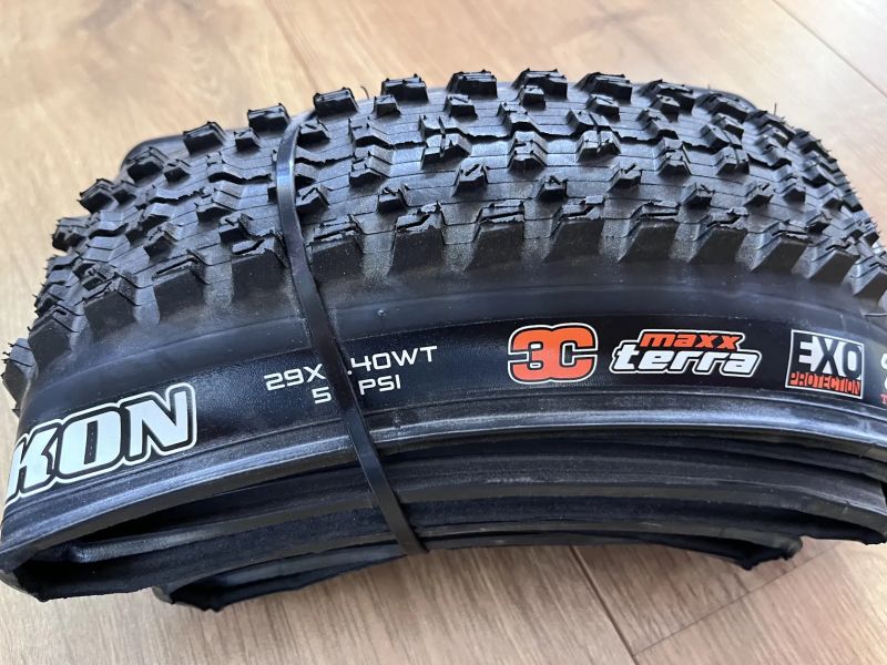 Plášt Maxxis Rekon a Maxxis Forekaster 29x2,4 WT EXO TR 3C
