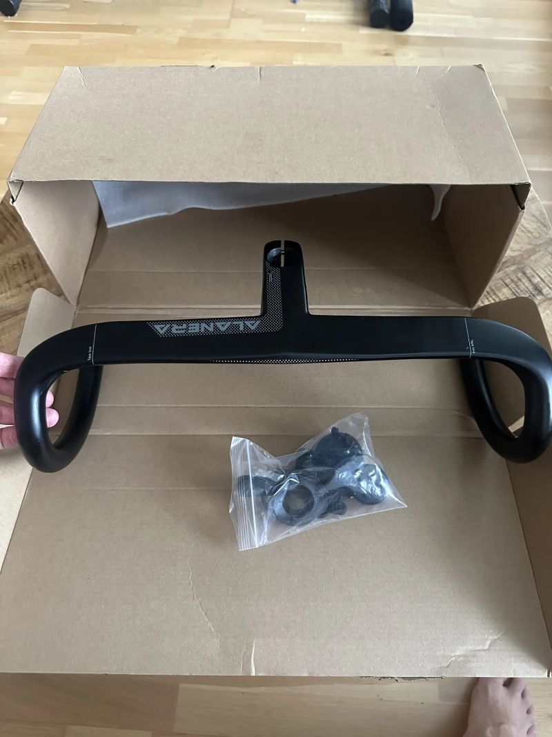 Prodám řídítka rozměr - 420mm 90mm 28,6mm ALANERA Carbon Road Handlebar Super Light