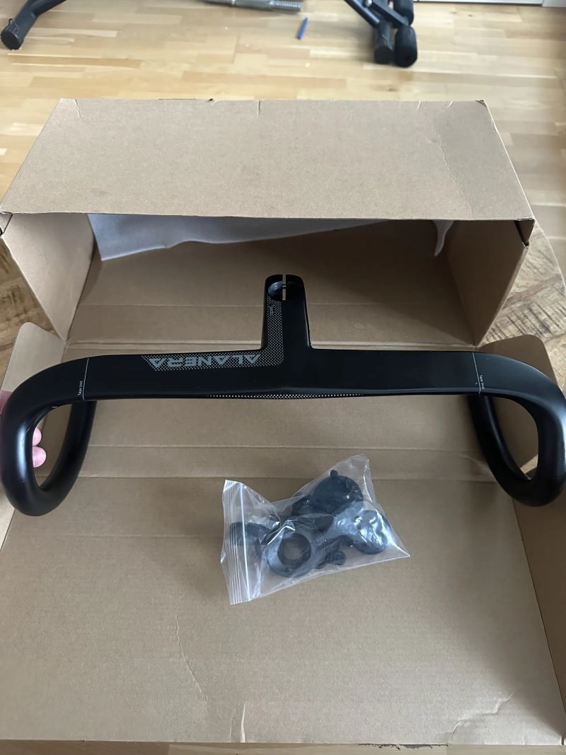 Prodám řídítka rozměr - 420mm 90mm 28,6mm ALANERA Carbon Road Handlebar Super Light