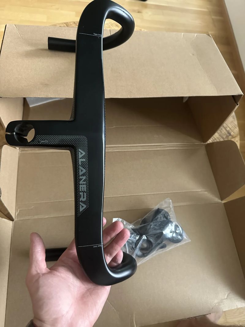 Prodám řídítka rozměr - 420mm 90mm 28,6mm ALANERA Carbon Road Handlebar Super Light